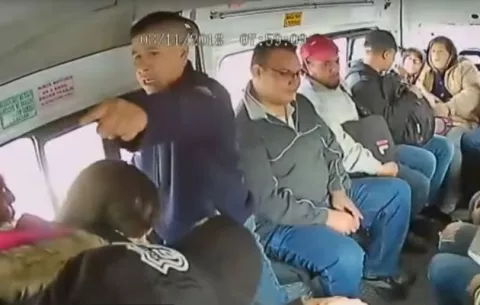 Asaltantes son grabados mientras roban a usuarios de un transporte público en la ciudad de México