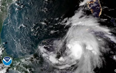 Michael se convierte en huracán cerca de Cuba rumbo a Florida