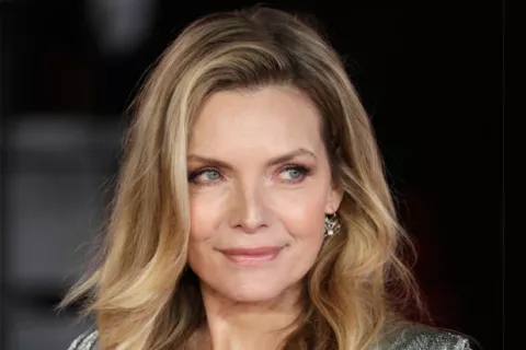 Michelle Pfeiffer se rompe el brazo al salir del baño