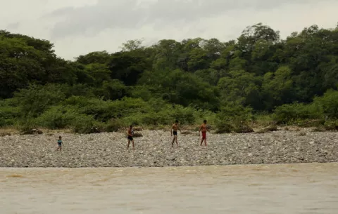 Estados Unidos insta a salvadoreños a evitar migrar ilegalmente con "coyotes"