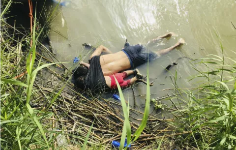 Desgarradora imagen de migrantes ahogados evoca muerte de niño sirio 