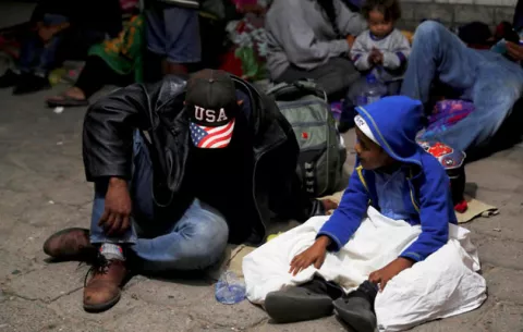 Cerca de 500 migrantes hondureños llegan al cruce fronterizo con Guatemala