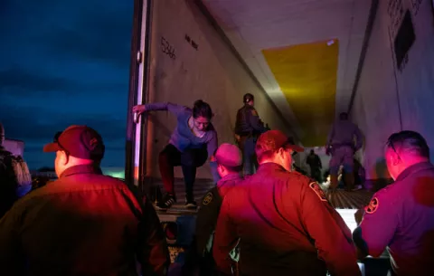 Migrantes se arriesgan en la frontera ante restricciones