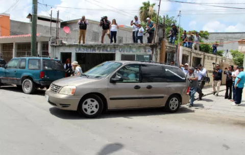Inicia traslado de cuerpos de padre e hija salvadoreños ahogados en río Bravo