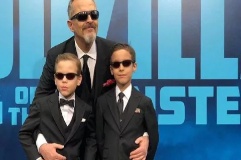 Miguel Bosé posa por primera vez con sus hijos