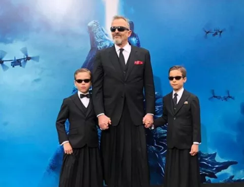 ¡Enojado! Así está el ex de Miguel Bosé, luego de ver a sus hijos posando en faldas