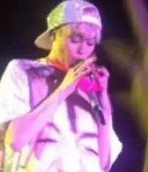 Miley Cyrus se mete a la boca tanga de 'fan'