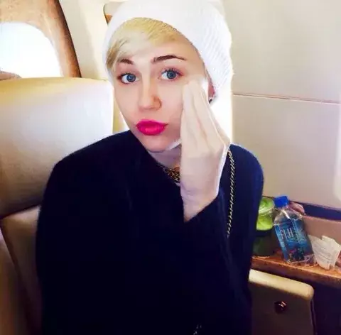 Miley Cyrus le gusta llevar su 'juguete sexual' en avión