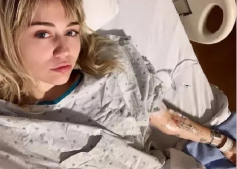 Miley Cyrus recibe en el hospital una serenata de parte de Cody Simpson 
