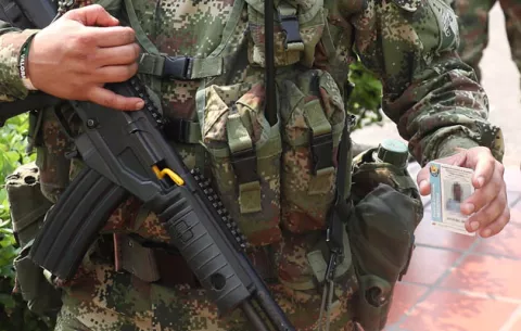 Colombia cancela expulsión de policía venezolana que quería hacer inteligencia