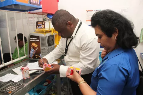 El Minsa detecta diversas anomalías en farmacias y abarroterías de San Miguelito
