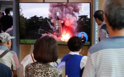 Corea del Norte dispara misiles y asegura que quiere seguir el diálogo con EE.UU.