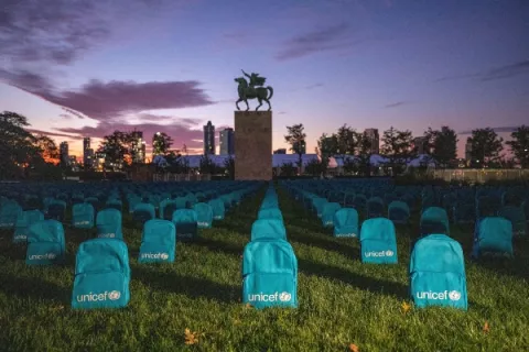Unicef llama la atención con un cementerio de mochilas para recordar a niños muertos en guerras