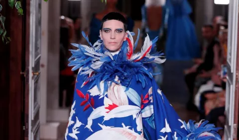 Lo moda de plumas, lentejuelas y hombreras ya está aquí