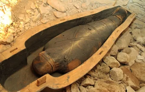 Descubren gran tumba con restos de unas 50 momias en Egipto
