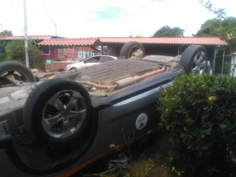 Auto del Ministerio de Salud se vuelca a pocos metros de una residencia en Monagrillo