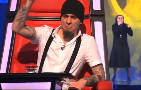 VIDEO Monja de 25 años sorprende al programa "La Voz"