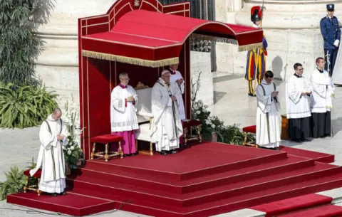 El papa Francisco proclama santo al arzobispo Oscar Romero, la voz de los pobres