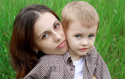 Madres pueden ayudar aliviar la depresión de sus hijos al hacer esto