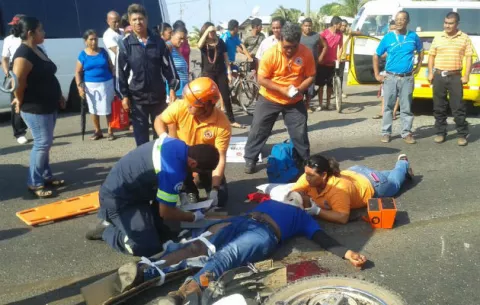 Colisión en Santiago deja un herido en estado delicado  