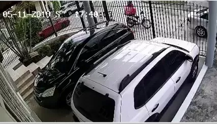 Delincuentes son grabados en video, mientras le roban a un motorizado de comida rápida