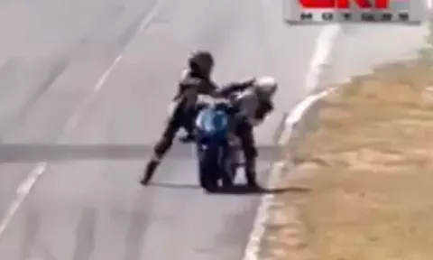 ¡Insólito! Pilotos de motos se agarran a golpe en la pista