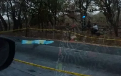 Motociclista atropella a peatón y muere 