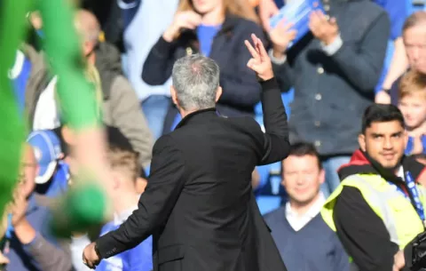 Mourinho pierde la calma y cae en trifulca durante partido ante Chelsea