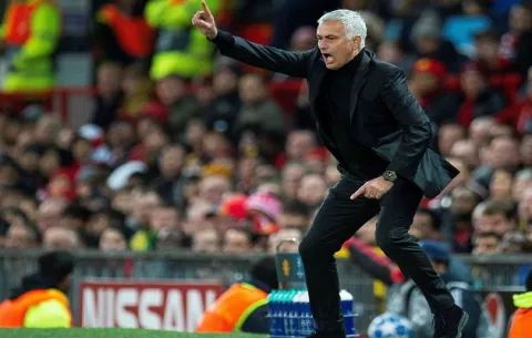 A Mourinho le quedaron grandes los zapatos de Alex Ferguson