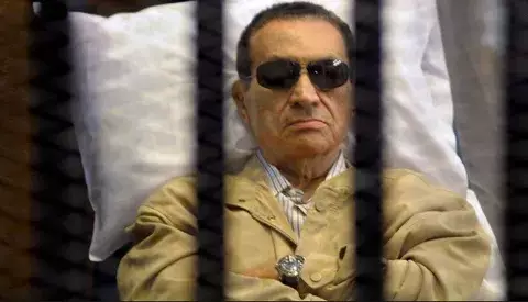 Un tribunal egipcio vuelve a permitir la difusión del juicio contra Mubarak