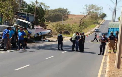 Un muerto y heridos deja colisión múltiple cerca a entrada del Club de Golf de Chitré