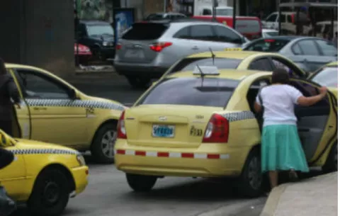 Mujer celosa golpea con extintor a su marido por llevar a otra dentro de un taxi