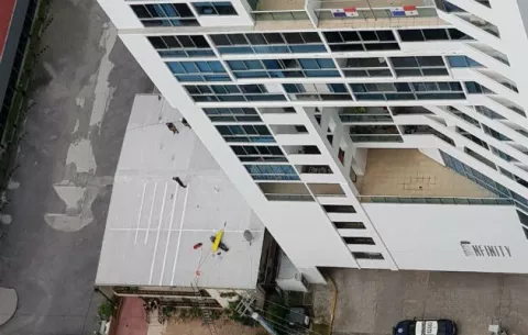 ¡Fatal! Una mujer cae desde un edificio sobre el techo de una residencia en calle 73 San Francisco