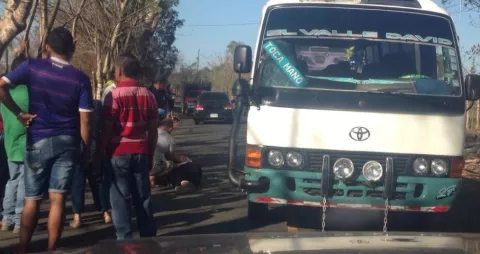 Mujer se lanza de un bus en marcha tras discutir con su esposo