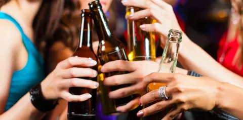  ‘El juicio crítico es más agresivo con la mujer’ que consume alcohol: Enoch Adames