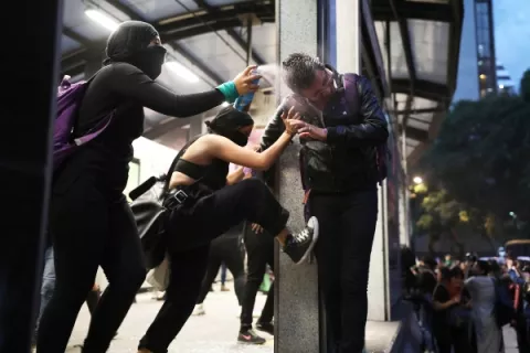 Destrozos y actos de violencia en una protesta de mujeres en México contra violaciones