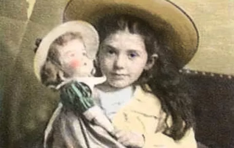 Una muñeca que sobrevivió al Titanic termina en un museo en España