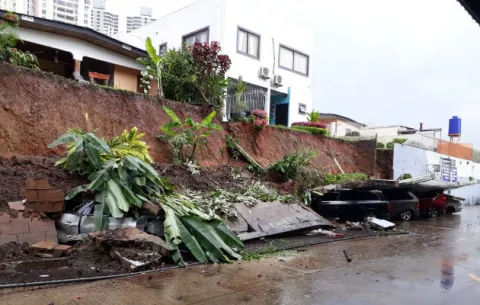 Dueños de plaza comercial y residentes deberán asumir pago de muro colapsado en El Dorado