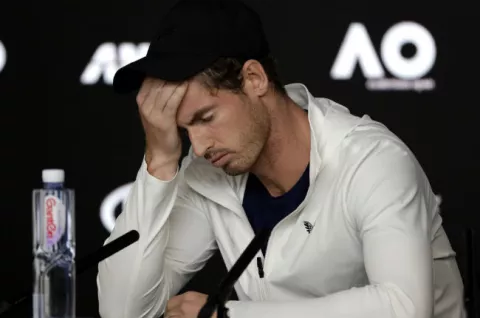 Andy Murray pierde en Australia, piensa en el quirófano y el retiro