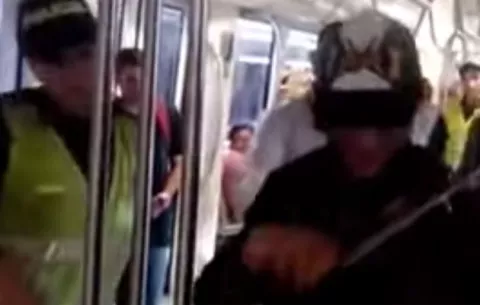 Entre 4 policías echaron a este violinista del tren urbano: Video
