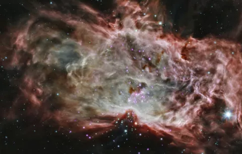 Científicos de NASA recrean polvo espacial al imitar condiciones de estrella