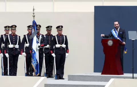 Bukele se olvida de las dolencias de El Salvador por erradicar el nepotismo