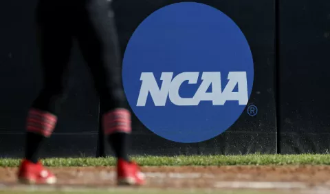 Gobernador de California aprueba polémica ley de patrocinio para jugadores universitarios