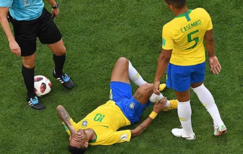 Bomberos aconsejan 'hacer un Neymar' para apagar el fuego