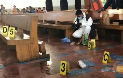 Mujer le lanza ácido sulfúrico al rostro de un sacerdote en Nicaragua 