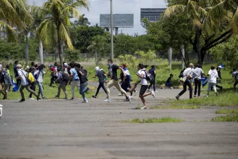 Critican el ataque policial en la Catedral Metropolitana de Managua