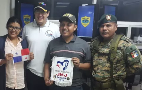 Joven nicaragüense, primer peregrino que llega por tierra a Panamá en Paso Canoas 