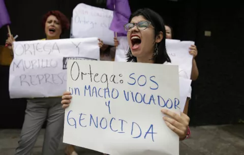 Nicaragua, se pintan los labios de rojo para protestar contra gobierno de Ortega