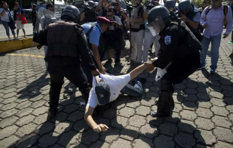Policías y opositores se enfrentan antes del inicio de una protesta en Nicaragua