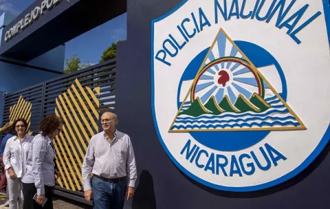 Policía de Nicaragua golpea a periodistas que cubrían una denuncia de medios